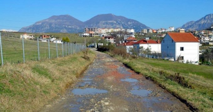 Kamez, bashkia gati te nise punimet per rrugen 2.5 km perreth liqenit te Paskuqanit